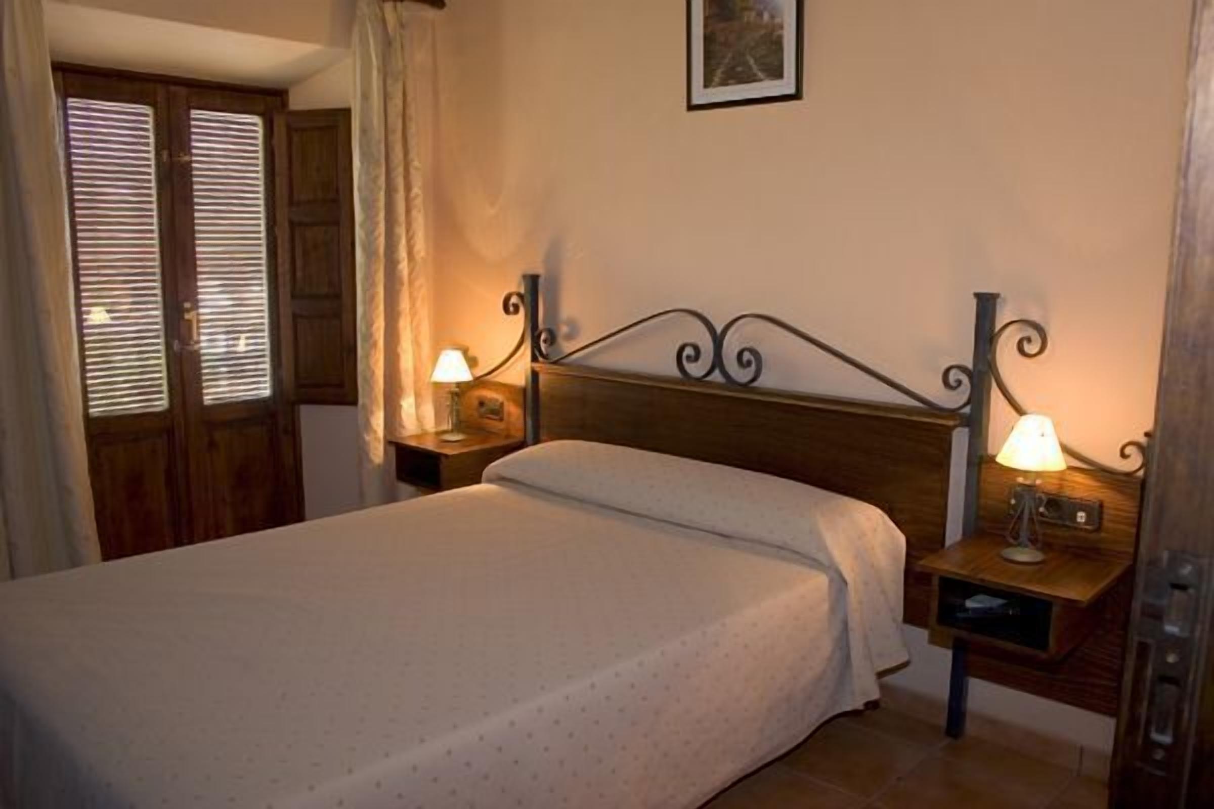 desk, soundproofing, free cots/infant beds, bed sheets