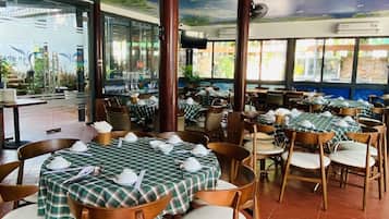 Breakfast, lunch, dinner served; Vietnamese cuisine