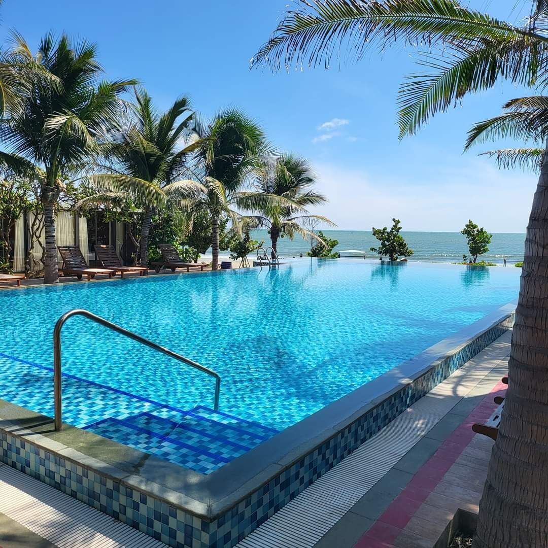 2 室外游泳池，池畔遮阳伞，日光浴躺椅