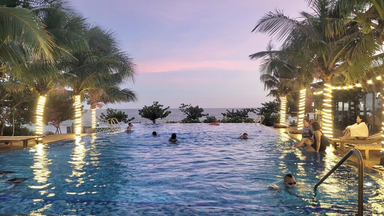 2 outdoor pools, pool umbrellas, pool loungers