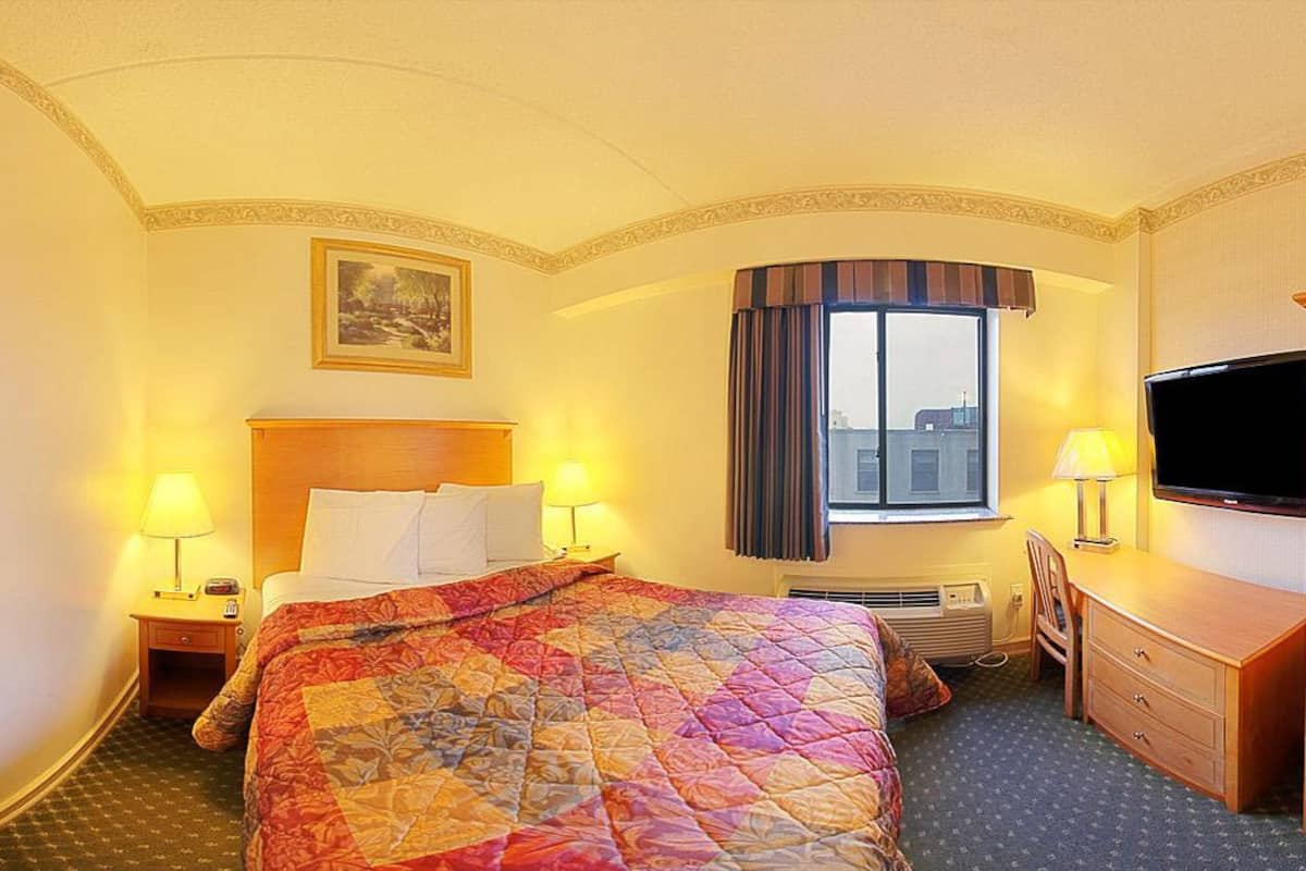 Superior Room, 1 Queen Bed | Iron/ironing board, WiFi (free), bed sheets