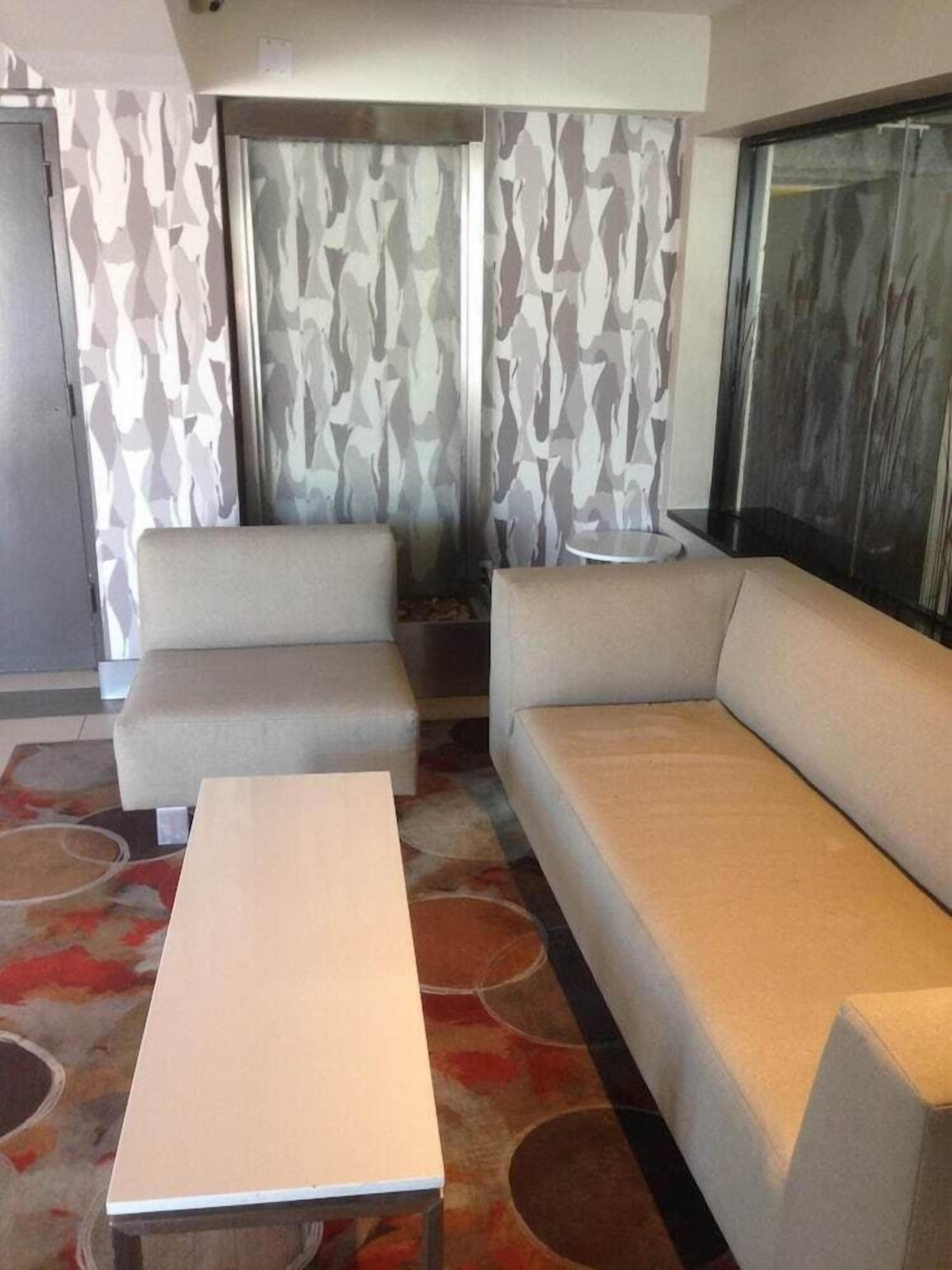 40–tuumainen plasmatelevisio, jossa satelliittikanavat