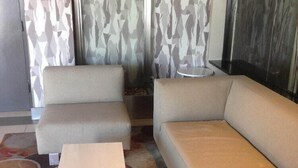 Unclassified image, 4 of 37, button - Brooklyn Motor Inn (Brooklyn)