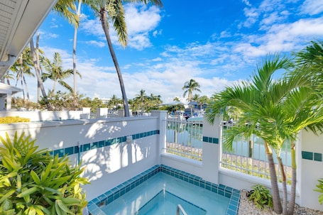 Townhome | Private spa tub