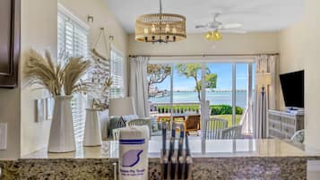 Townhouse | Eget kjøkken | Kjøleskap, mikrobølgeovn, ovn og kokeplater