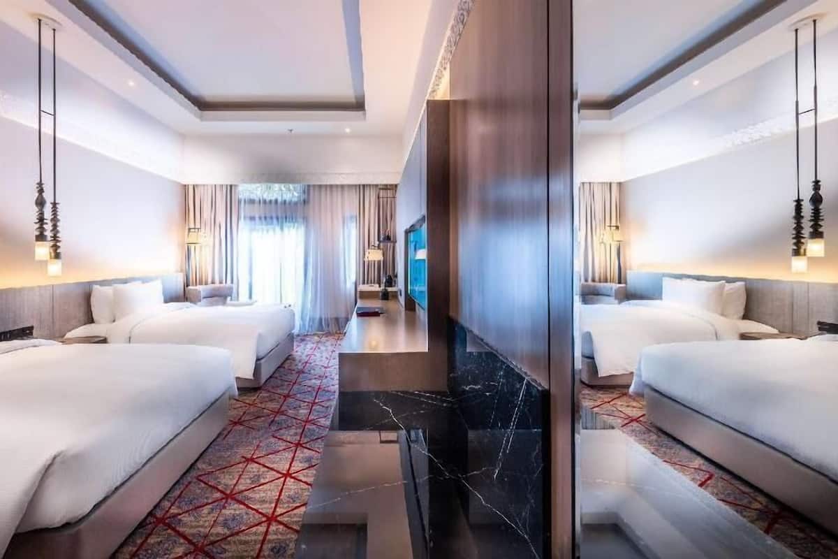 Caja de seguridad en la habitación, muebles diferentes y escritorio