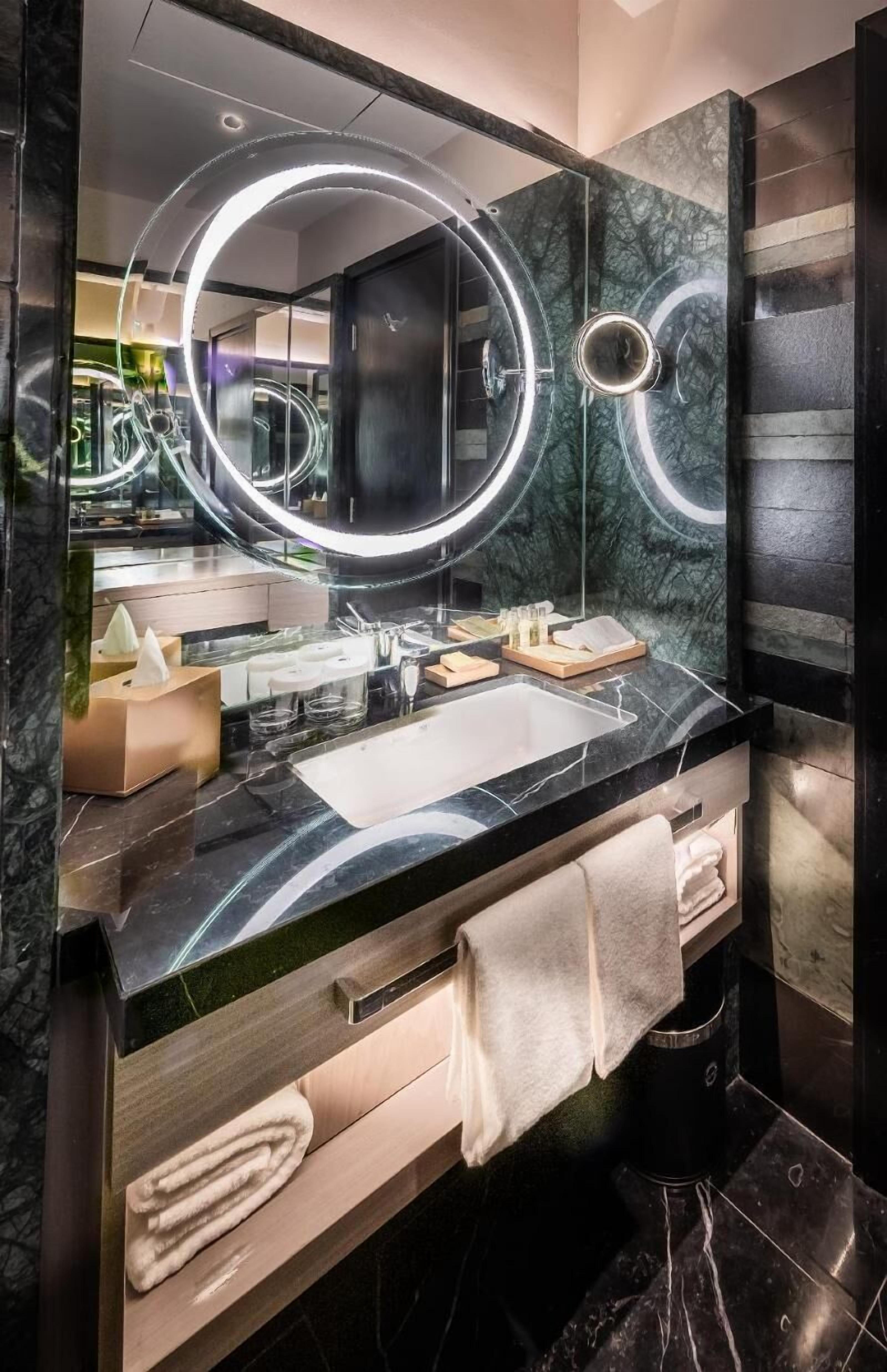 Artículos de tocador gratuitos, secador de pelo, batas, toallas