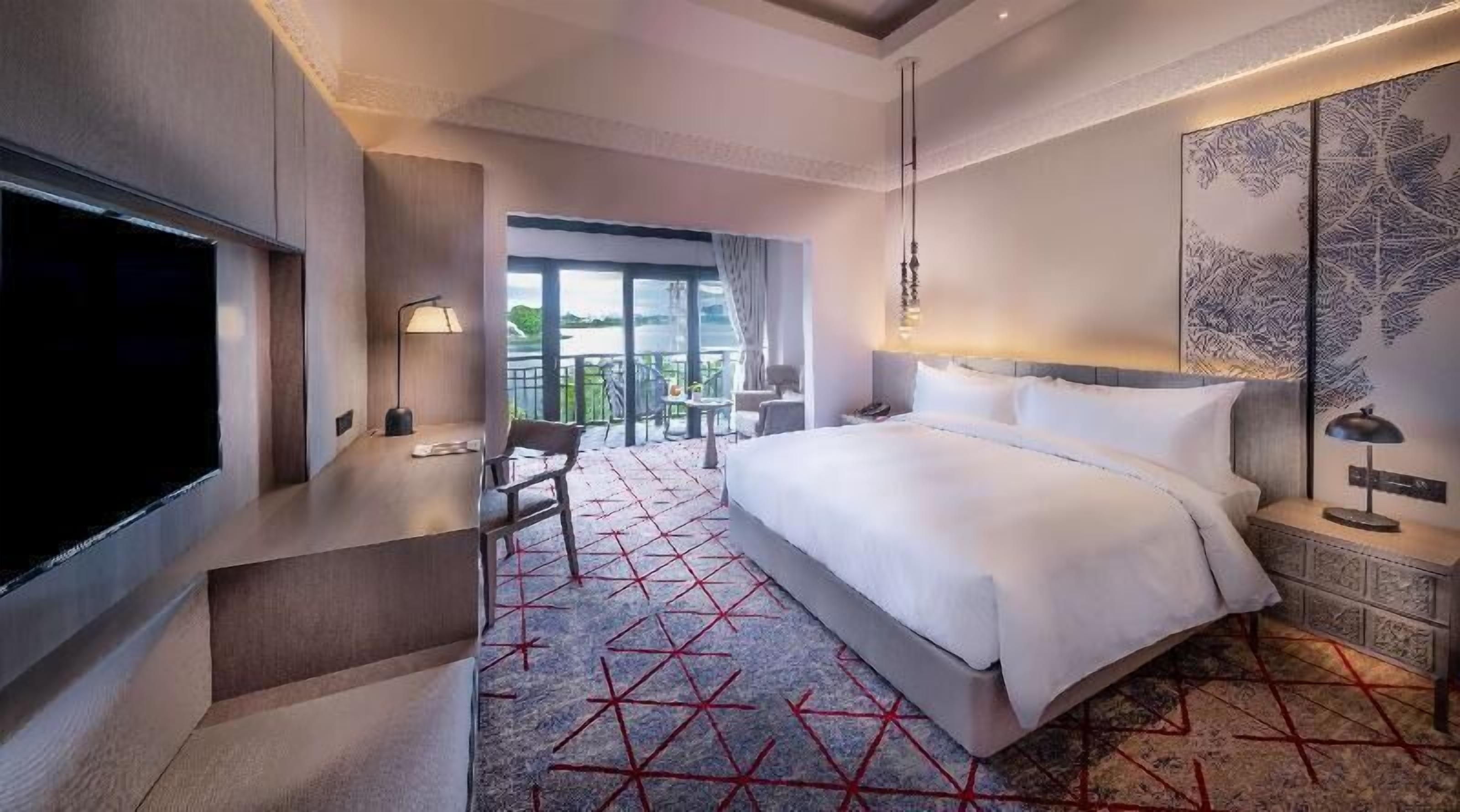 Caja de seguridad en la habitación, muebles diferentes y escritorio 