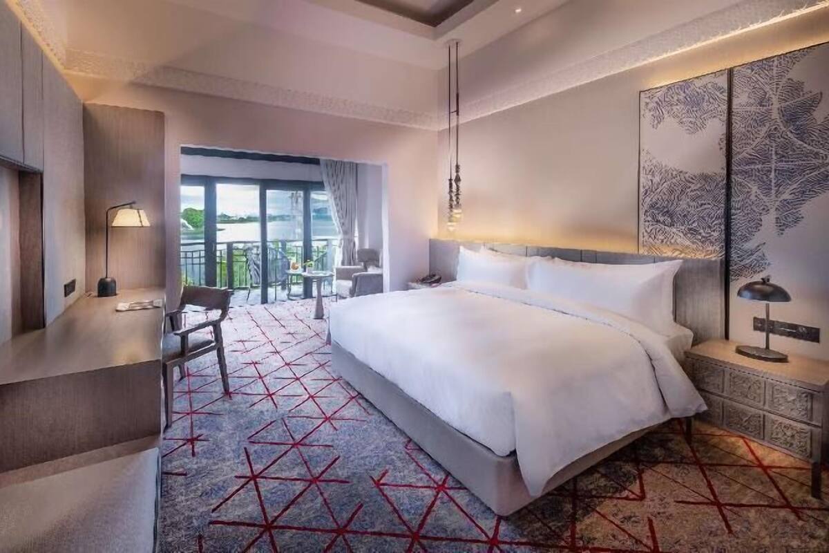 Caja de seguridad en la habitación, muebles diferentes y escritorio