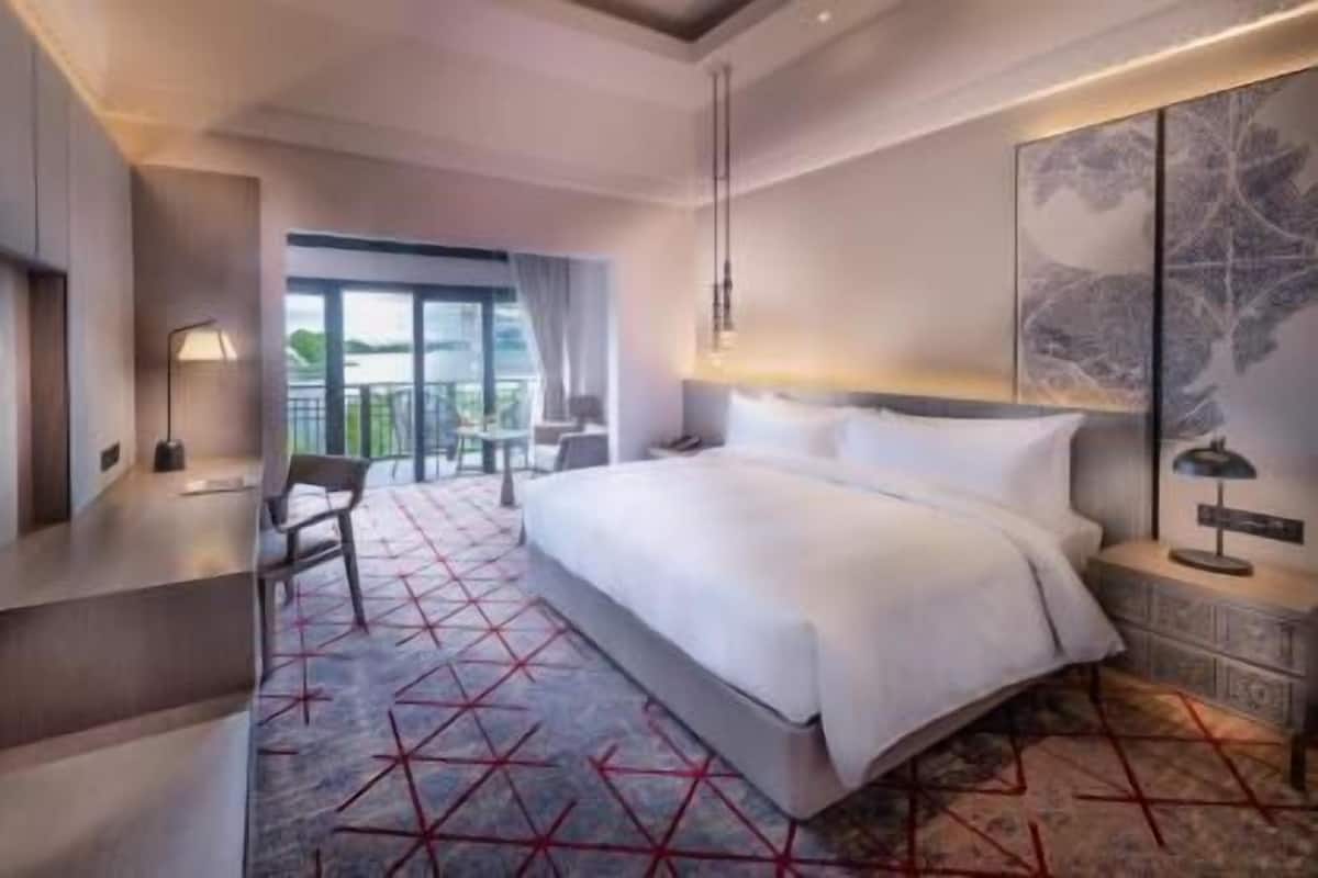 Caja de seguridad en la habitación, muebles diferentes y escritorio