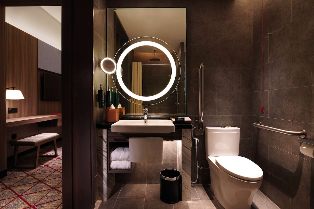 KING ACCESSIBLE ROOM | Baño | Amenidades de baño gratuitas, secadora de cabello, batas, toallas
