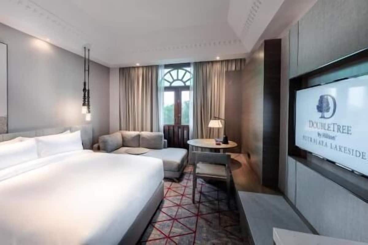 Caja de seguridad en la habitación, muebles diferentes y escritorio