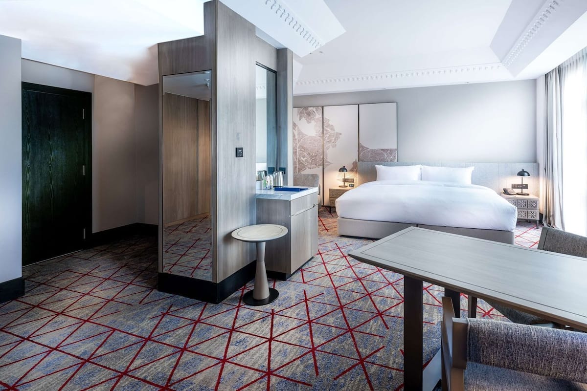 Caja de seguridad en la habitación, muebles diferentes y escritorio