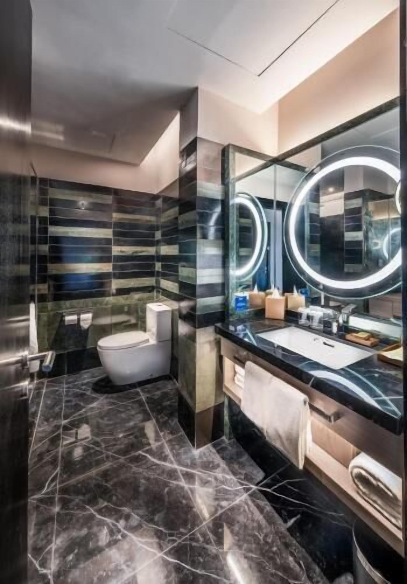 Baño | Artículos de higiene personal gratuitos, secador de pelo y albornoces