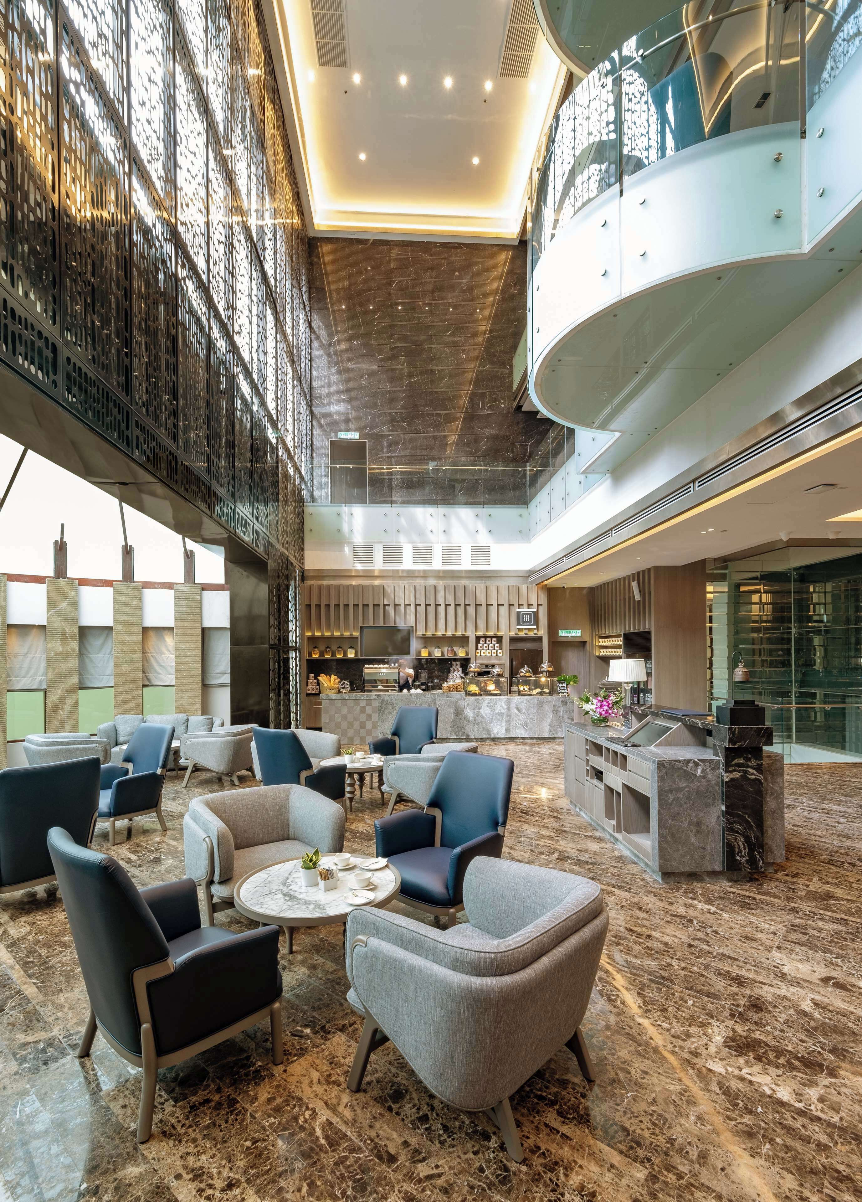 Se sirven desayunos y almuerzos; cocina malasia; con vista a la piscina