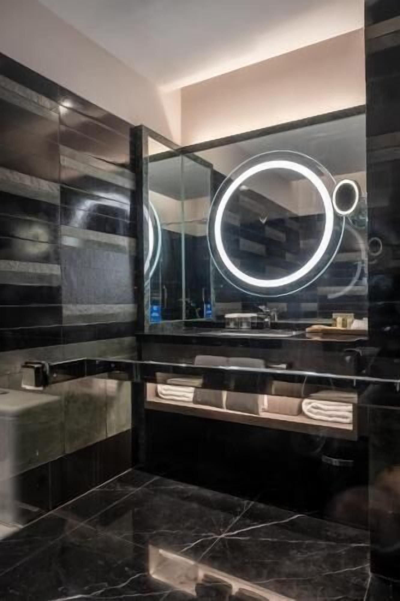 Artículos de tocador gratuitos, secador de pelo, batas, toallas