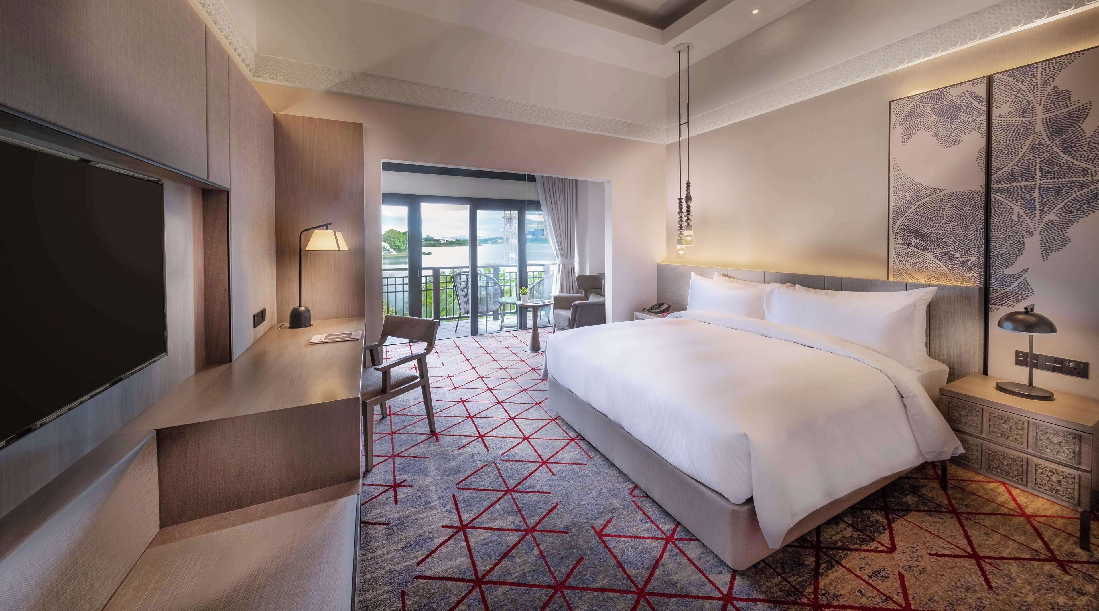 KING EXECUTIVE LAKE VIEW ROOM | セーフティボックス (室内)、客室ごとに異なるインテリア、デスク、ノートパソコン用作業スペース