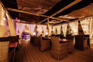 每日供应自助式早餐（每人 EUR 15）