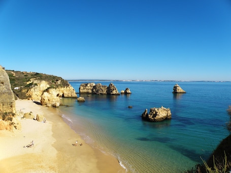 Una playa cerca. Villas D. Dinis Charming Residence - Adults Only