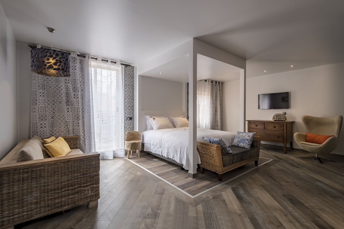 Prestige suite | In-room safe, free WiFi, individually decorated, individually furnished