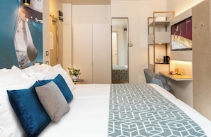 Een minibar, een kluis op de kamer, een bureau, geluiddichte muren