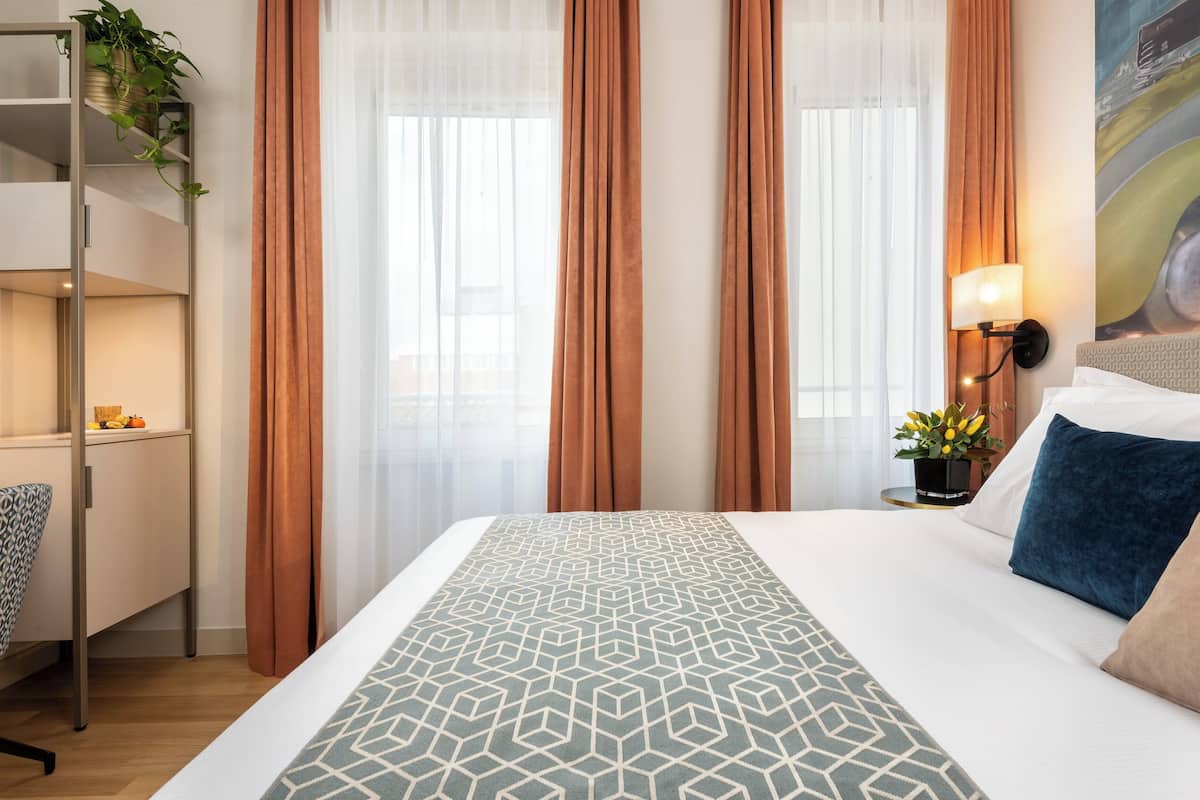 Minibar, in-room safe, desk, laptop workspace