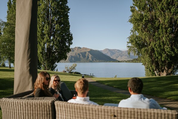 Outdoor dining - Edgewater (Wanaka)