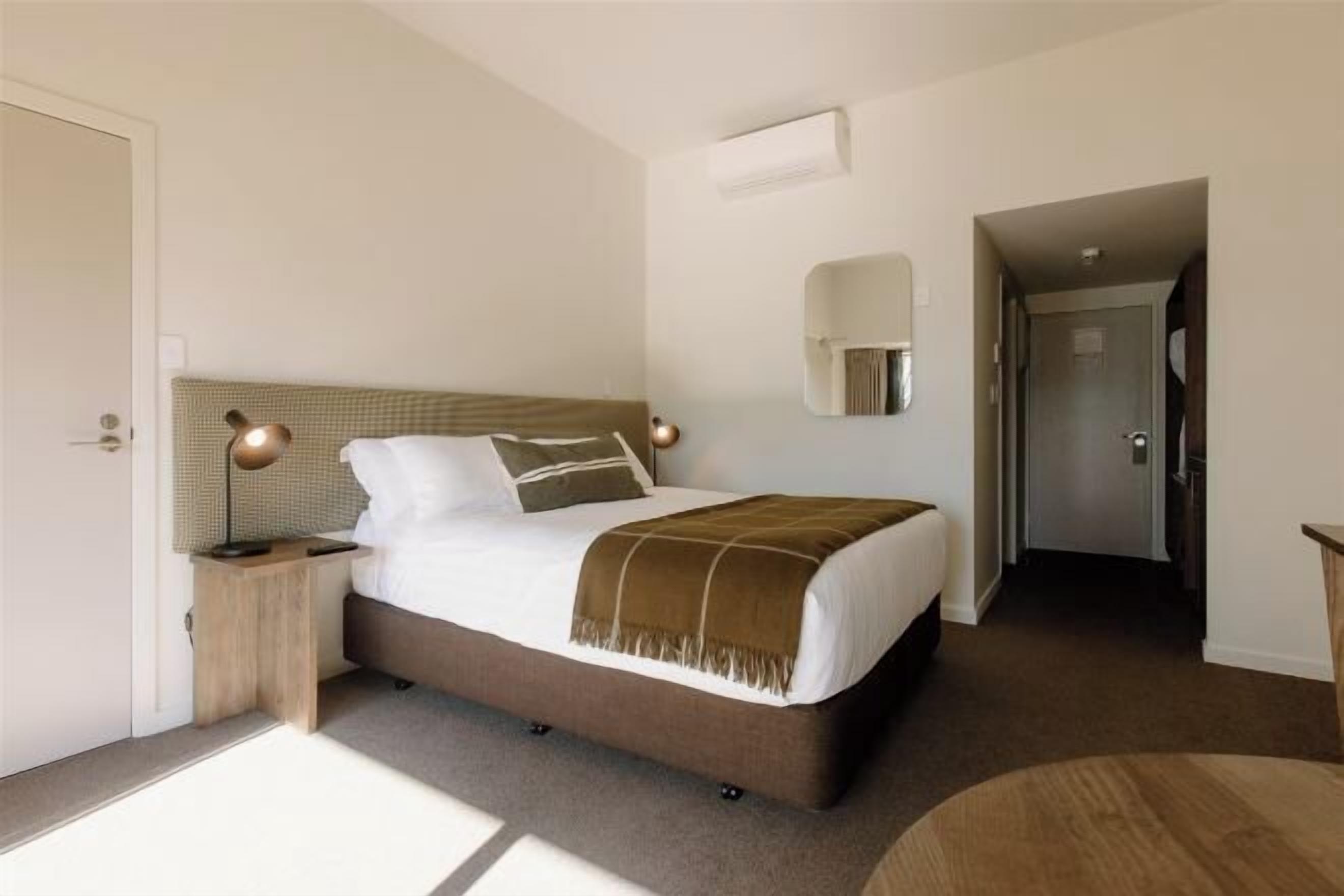 客房內保險箱、書桌、熨斗/熨衣板、免費無線上網