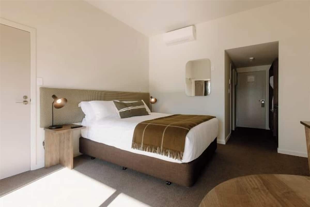 2 bedrooms, in-room safe, desk, iron/ironing board