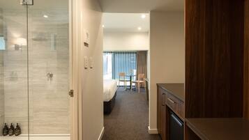 Habitación Premium (Hotel) | Baño | Ducha, secador de pelo, toallas y jabón