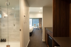 Habitació prèmium (Hotel) | Bany | Dutxa, assecador de cabells, tovalloles i sabó