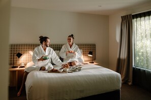 尊荣客房 (Suite) | 客房内保险箱、办公桌、熨斗/熨衣板、免费 WiFi