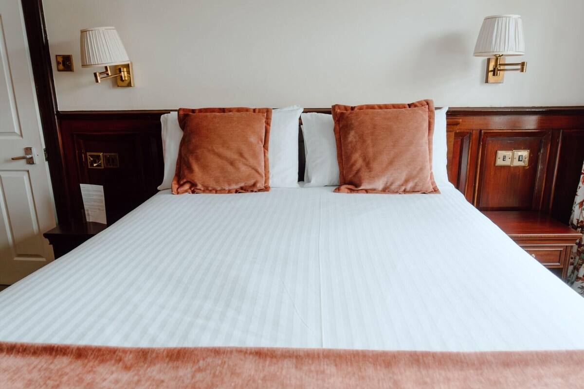 Desk, iron/ironing board (on request), WiFi (free), bed sheets