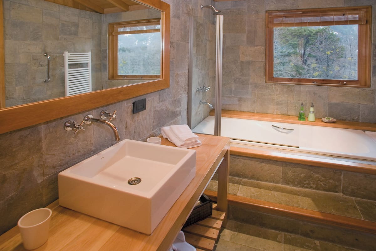 superior double room | bathroom | combined shower/bathtub, rainfall showerhead, free toiletries