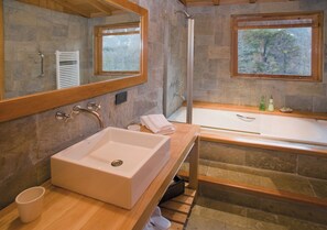 Superior Double Room | Bathroom