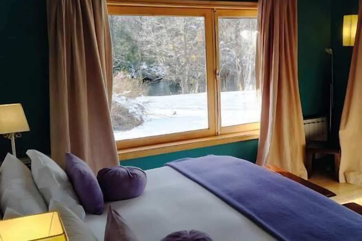 In-room safe, WiFi (free), bed sheets