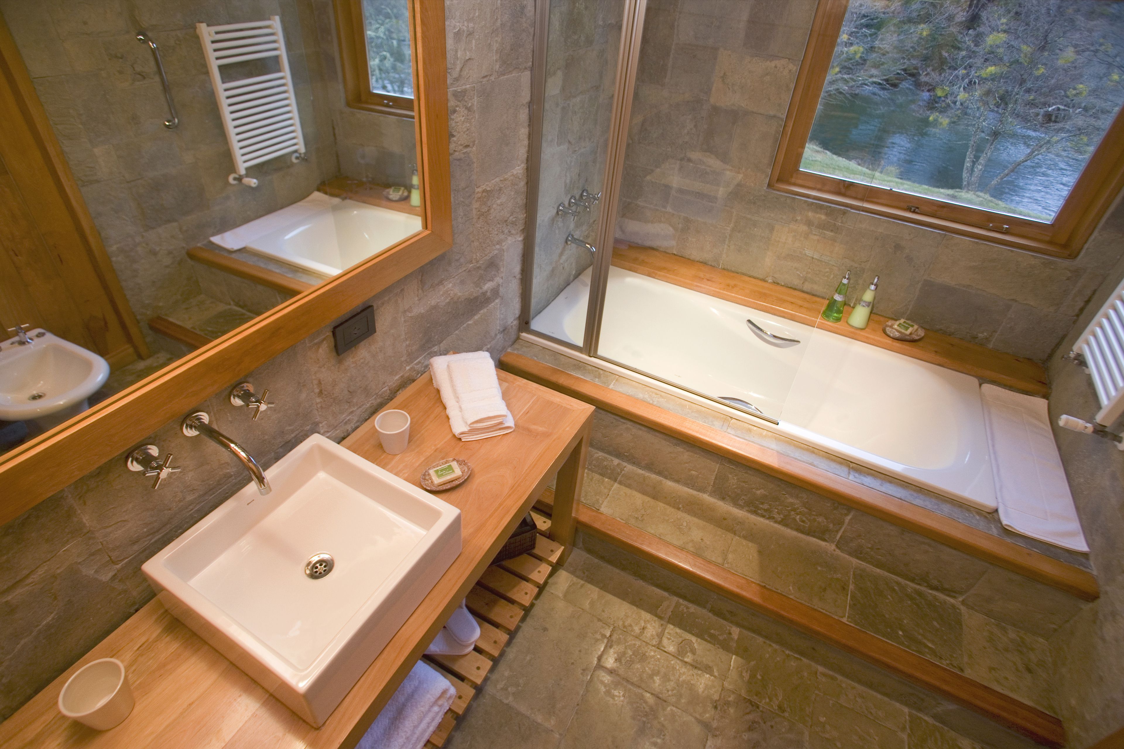 combined shower/bathtub, rainfall showerhead, free toiletries