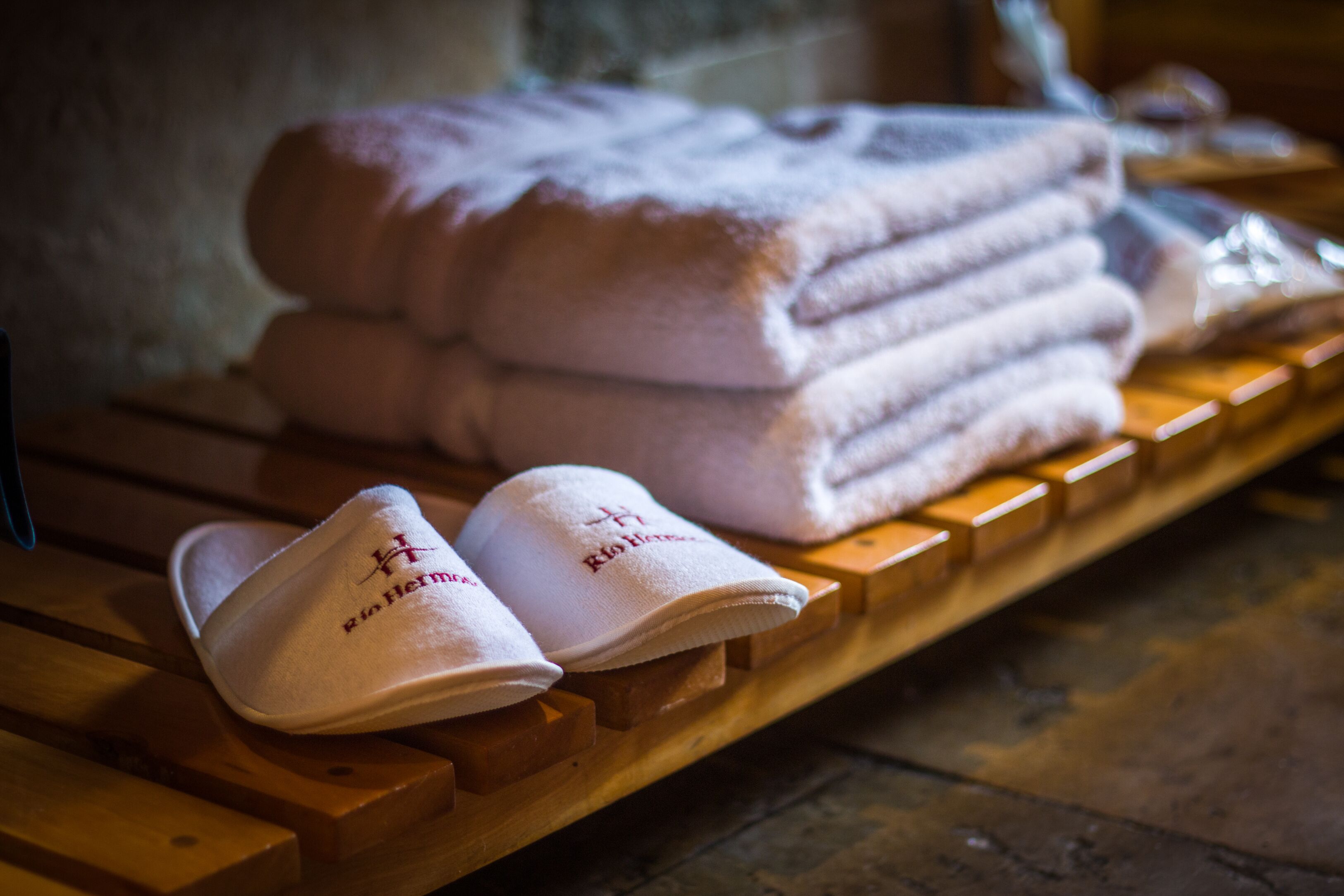 combined shower/bathtub, rainfall showerhead, free toiletries