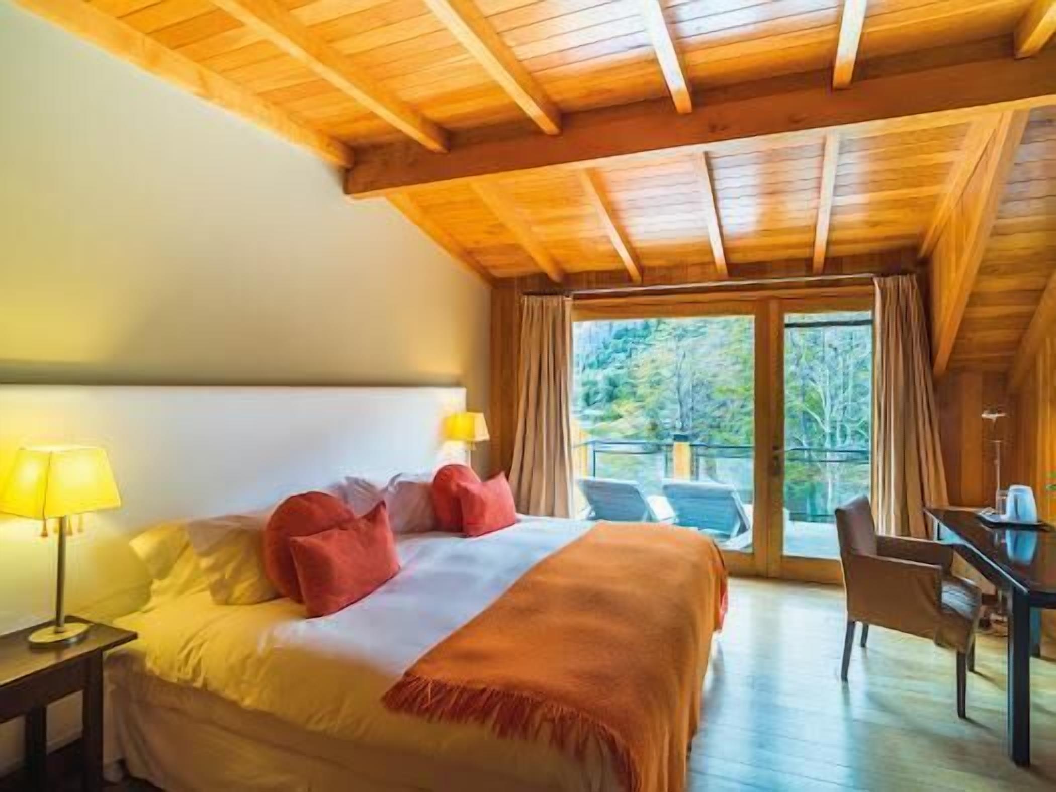 In-room safe, WiFi (free), bed sheets