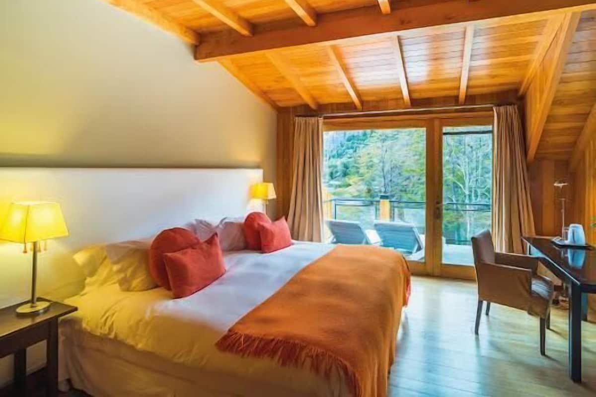 In-room safe, WiFi (free), bed sheets