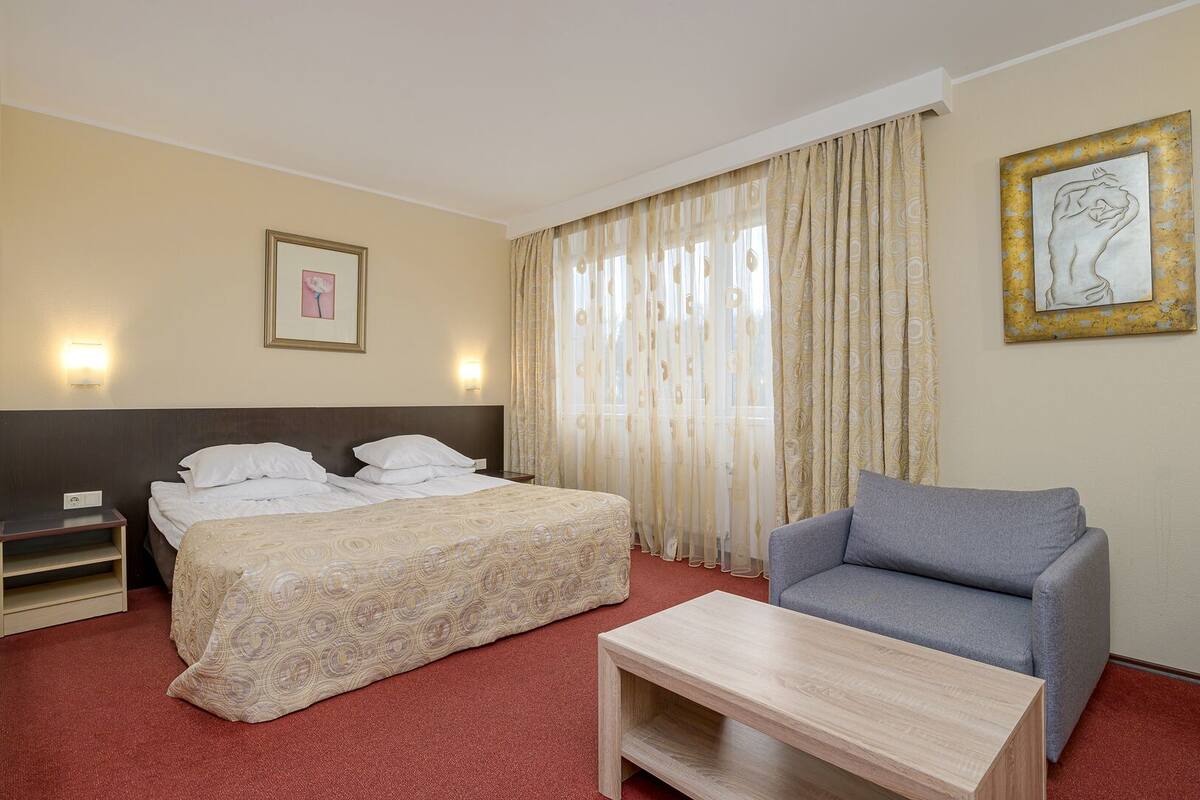 Hypo-allergenic bedding, desk, free cots/infant beds, free WiFi