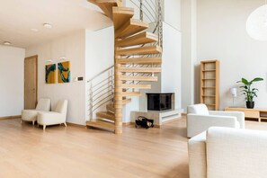 Penthouse, vista a la ciudad | Área de sala de estar | Smart TV 