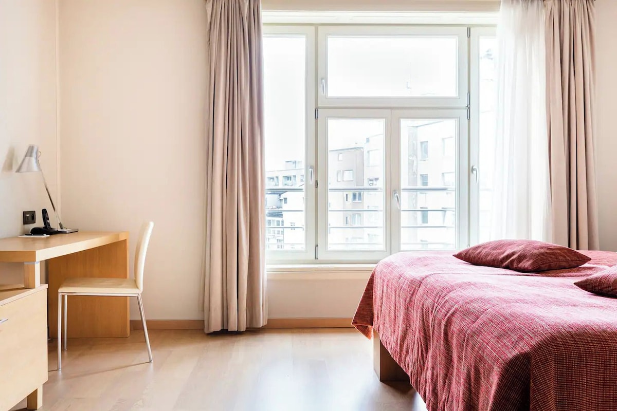 Penthouse, City View | Premium bedding, in-room safe, desk, laptop workspace