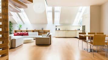 Penthouse, quang cảnh thành phố | Khu phòng khách | Smart TV