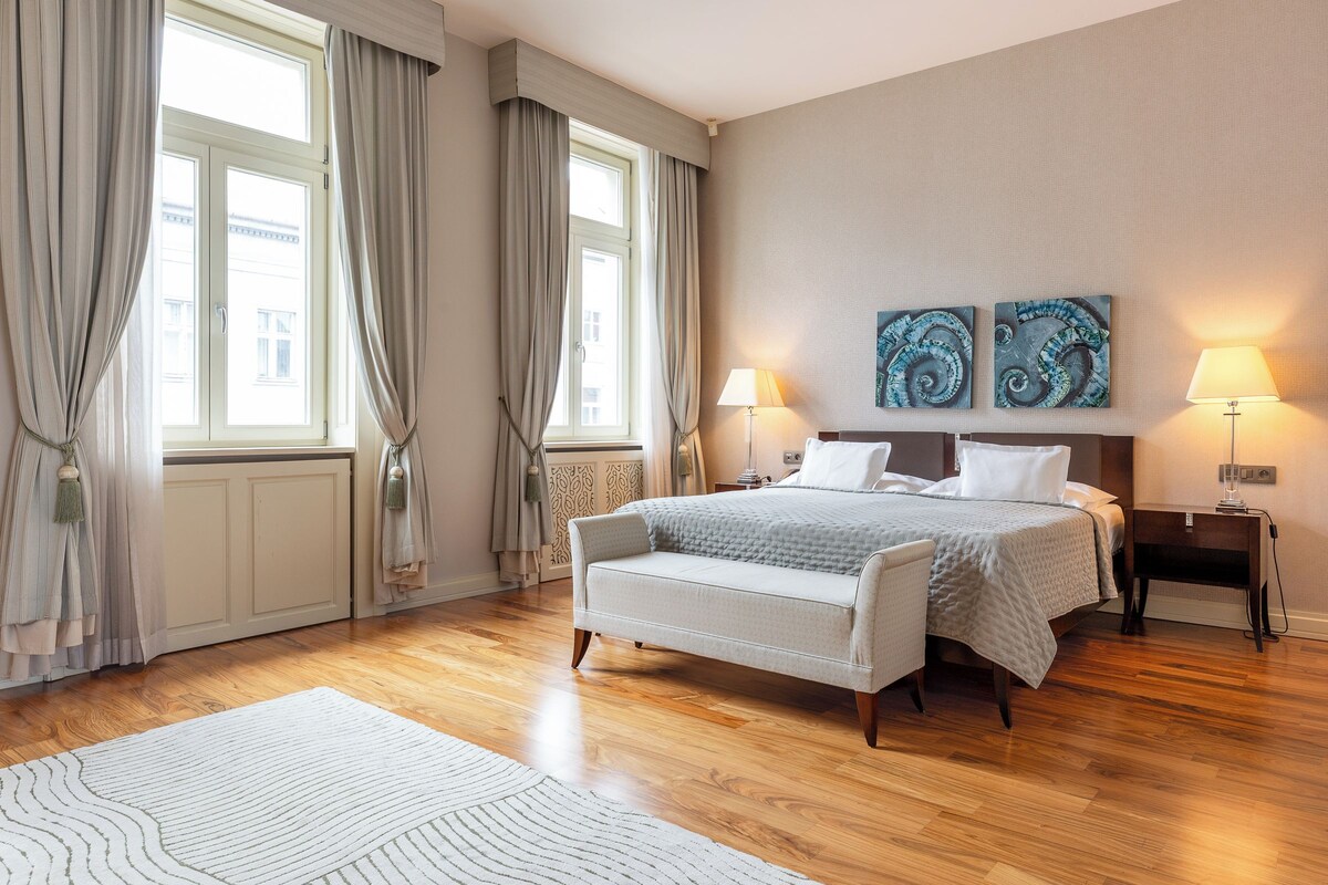 Luxury Double Room, Non Smoking | Premium bedding, in-room safe, desk, laptop workspace