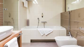 Apartment | Bathroom | Combined shower/tub, hair dryer, bathrobes, slippers