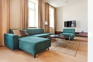 Deluxe Double or Twin Room, Non Smoking, Kitchenette | Living area