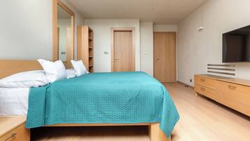 Apartment | Hochwertige Bettwaren, Zimmersafe, individuell dekoriert, Schreibtisch