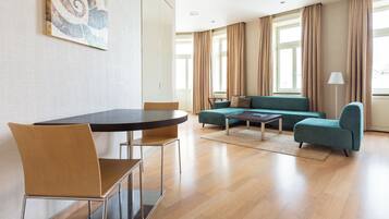 Deluxe-Doppel- oder -Zweibettzimmer, Nichtraucher, Kochnische | Wohnbereich | Smart-TV