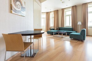 Dobbelt- eller tomannsrom – deluxe, ikke-røyk, tekjøkken | Oppholdsområde | Smart-TV